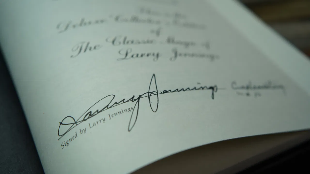 The Classic Magic of Larry Jennings (Rare Signed Edition) - image 4