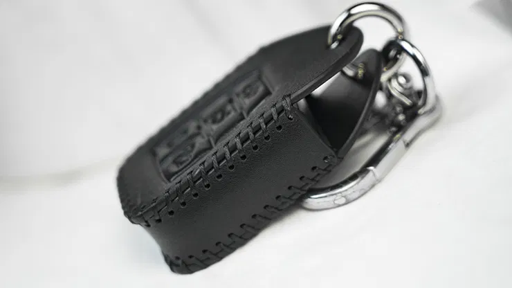PITATA Palm Peeker Keychain Case - image 3