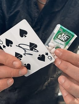 Trapped (Tumi Magic) Trick